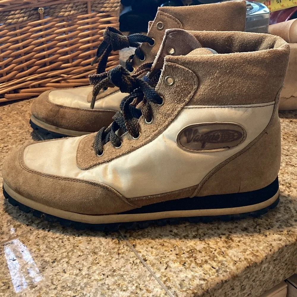 Vasque Boots Leather / Waterproof Canvas Upper Vibram Sole Boots Black Lug Sole